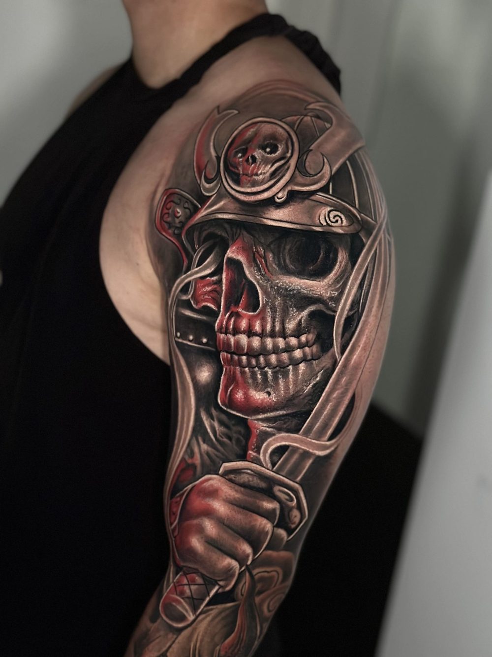Brazo completo tatuado en realismo