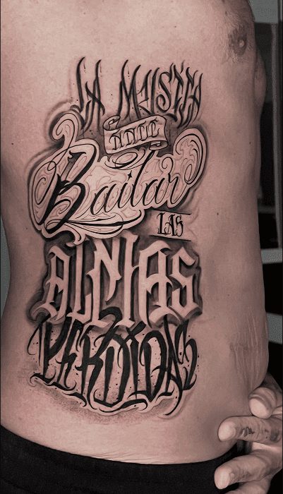 Tatuaje de lettering en el costado