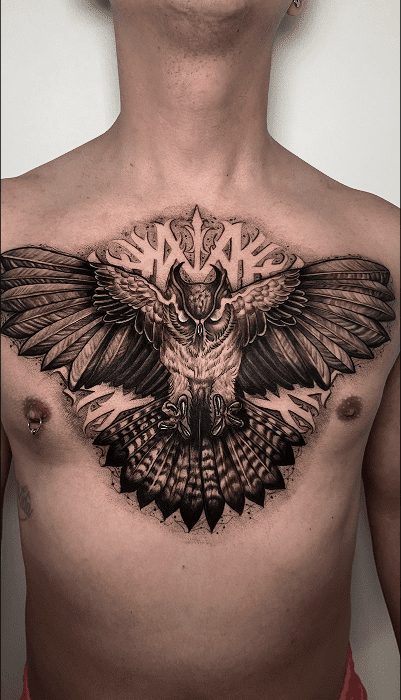 Pecho tatuado en estilo ornamental