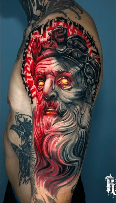 Tatuaje realista con tinta roja