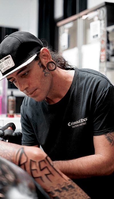 Sesión de tatuaje en Criminal Ink